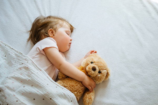 depositphotos_309710780-stock-photo-little-baby-sleeping-bed-embracing.jpg